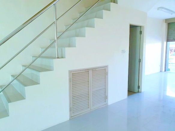 picture Orwinwittaya School 3.6 km. Commercial building for rent 4 units 3-storey 22 sq.wa. 250sq.m. Bi - 6/8