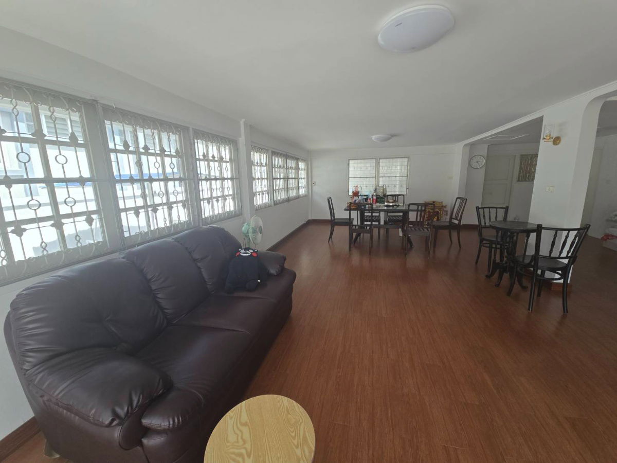 รูป บ้านเดี่ยว 2 ชั้น พื้นไม้สักแท้ Renovate ใหม่ทั้งหลังพร้อมที่จอดรถ 5คัน ,หมู่บ้านเมืองทอง 2/2 ,ที่ดิน 100  ตร.วา ,พื้นที่ใช้สอย 338 ตร.ม - รูปที่ 3/18