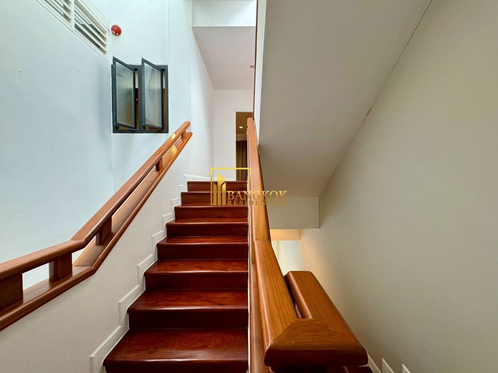 รูป Spacious 3 Bed Townhouse With Pool Access in Ekkamai Area - BR8731TH - รูปที่ 24/59