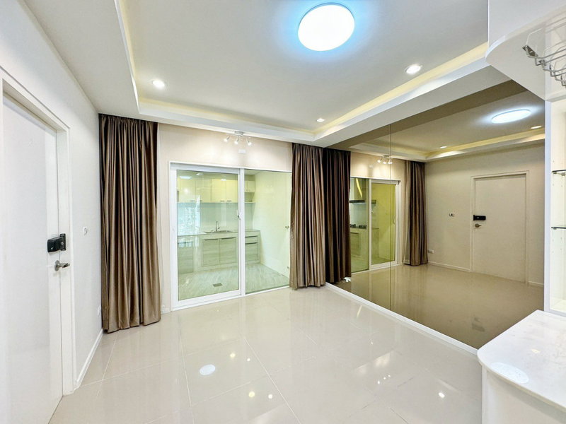 Townhouses for sale : Buy and sell townhomes in Baan Klang Muang, Suan Luang — near Phatthanakan Road, expressway, and BTS. Convenient transportation. ID: @951qfbfi