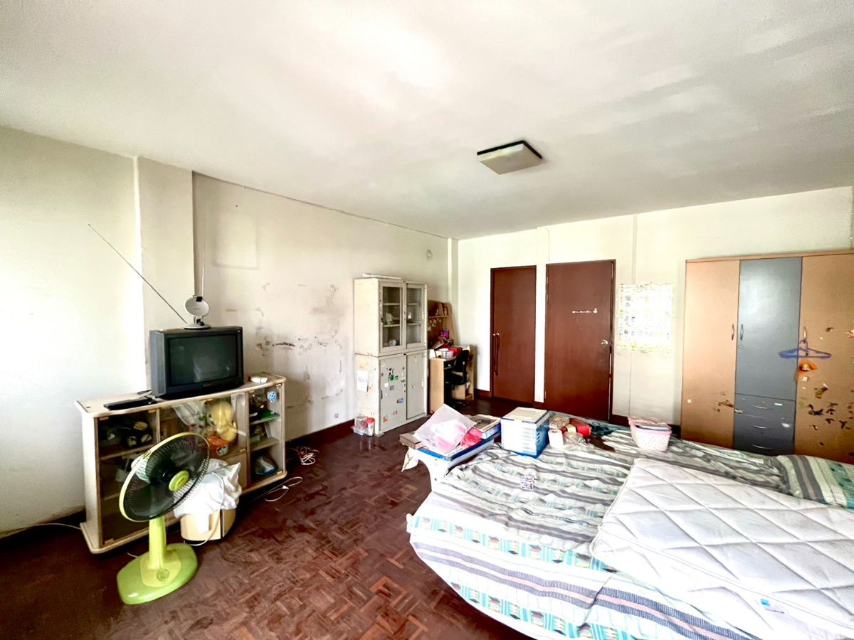 รูป โอกาสมีบ้านในฝันอยู่ทางนี้!!! ขาย ทาวน์โฮม 3 ชั้น 4 ห้องนอน ในซอยจรัญฯ75 รีโนเวทไม่เยอะ โครงสร้างแข็งแรงมาก! ทำเลดี ติดทั้งถนนจรัญฯ และถนนสิรินธร - รูปที่ 9/23
