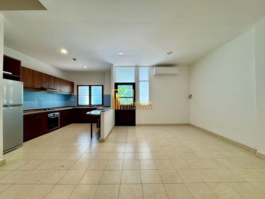 รูป Spacious 3 Bed Townhouse With Pool Access in Ekkamai Area - BR8731TH - รูปที่ 5/59