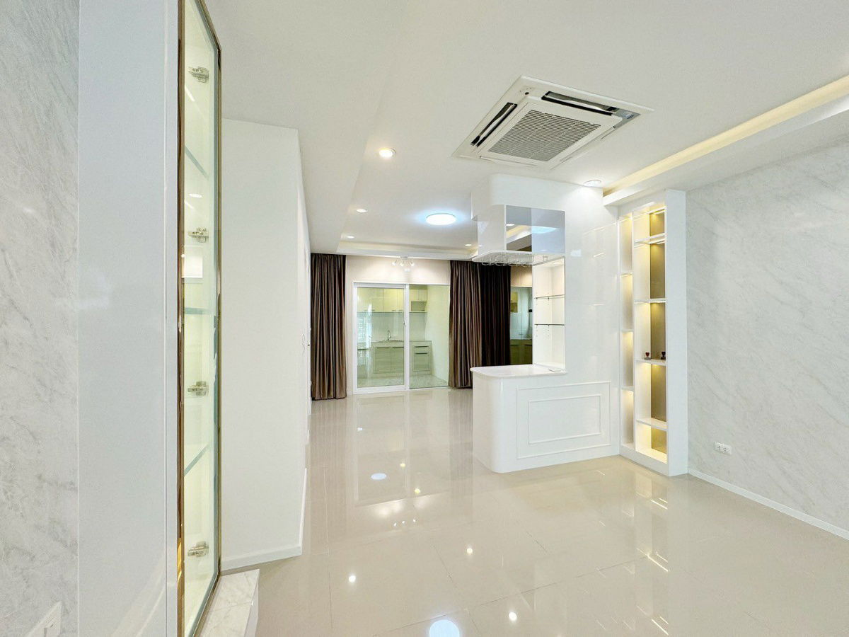รูป ซื้อ ขาย  ทาวน์โฮม บ้านกลางเมือง สวนหลวง — ใกล้ถนนพัฒนาการ ศรีนครินทร์ ทางด่วน และรถไฟฟ้า เดินทางสะดวก เหมาะกับชีวิตเมือง  Line ID : @951qfbfi - รูปที่ 9/11