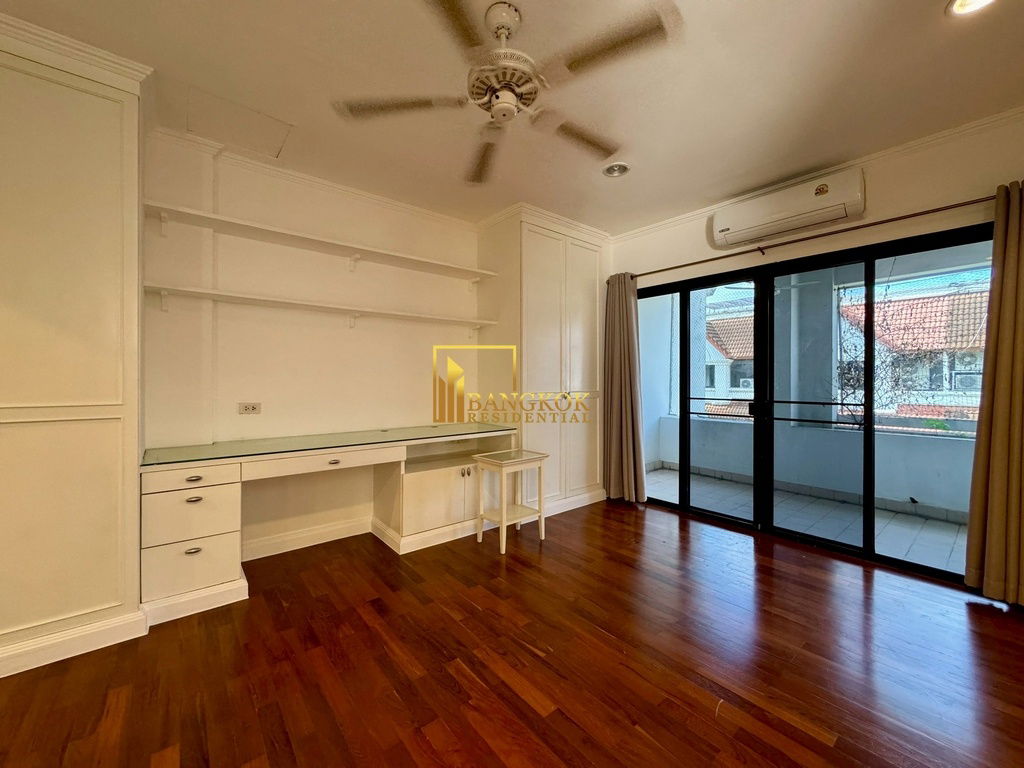 รูป Spacious 3 Bed Townhouse With Pool Access in Ekkamai Area - BR8731TH - รูปที่ 39/59