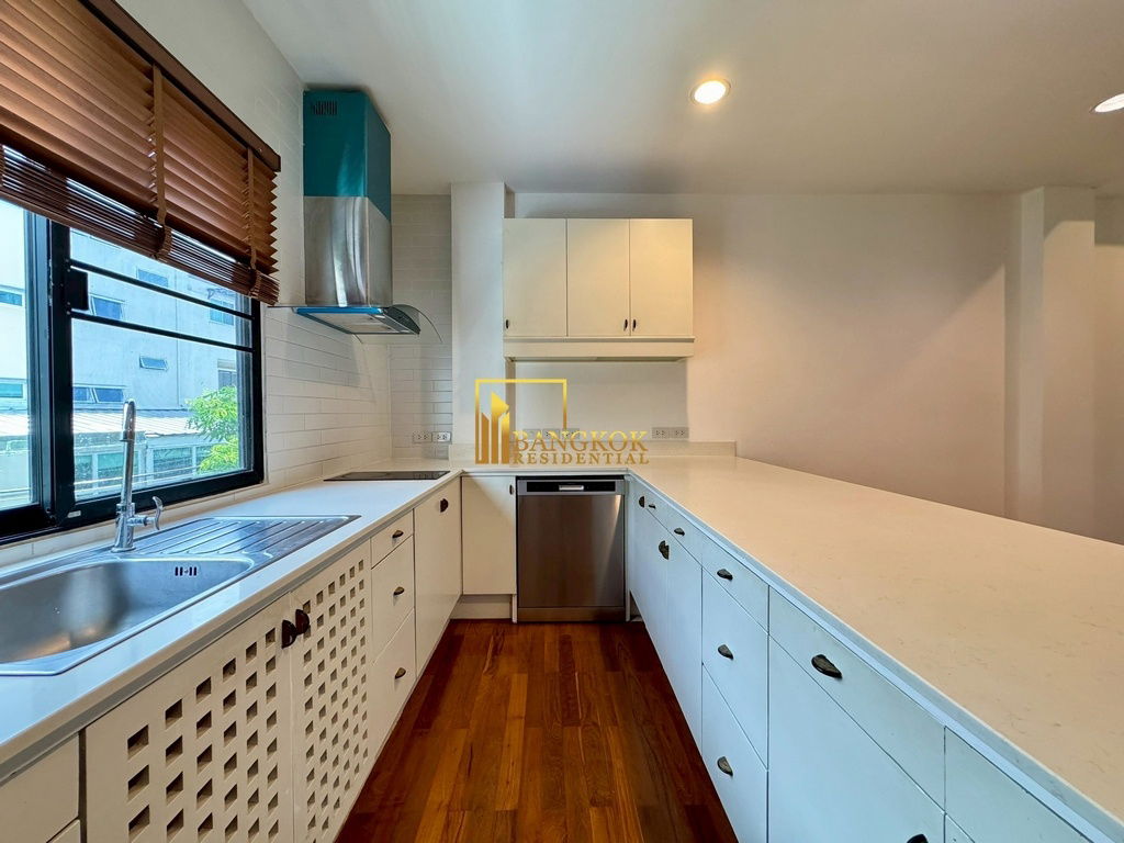 รูป Spacious 3 Bed Townhouse With Pool Access in Ekkamai Area - BR8731TH - รูปที่ 14/59