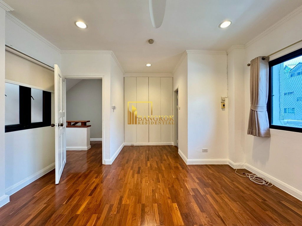 รูป Spacious 3 Bed Townhouse With Pool Access in Ekkamai Area - BR8731TH - รูปที่ 21/59