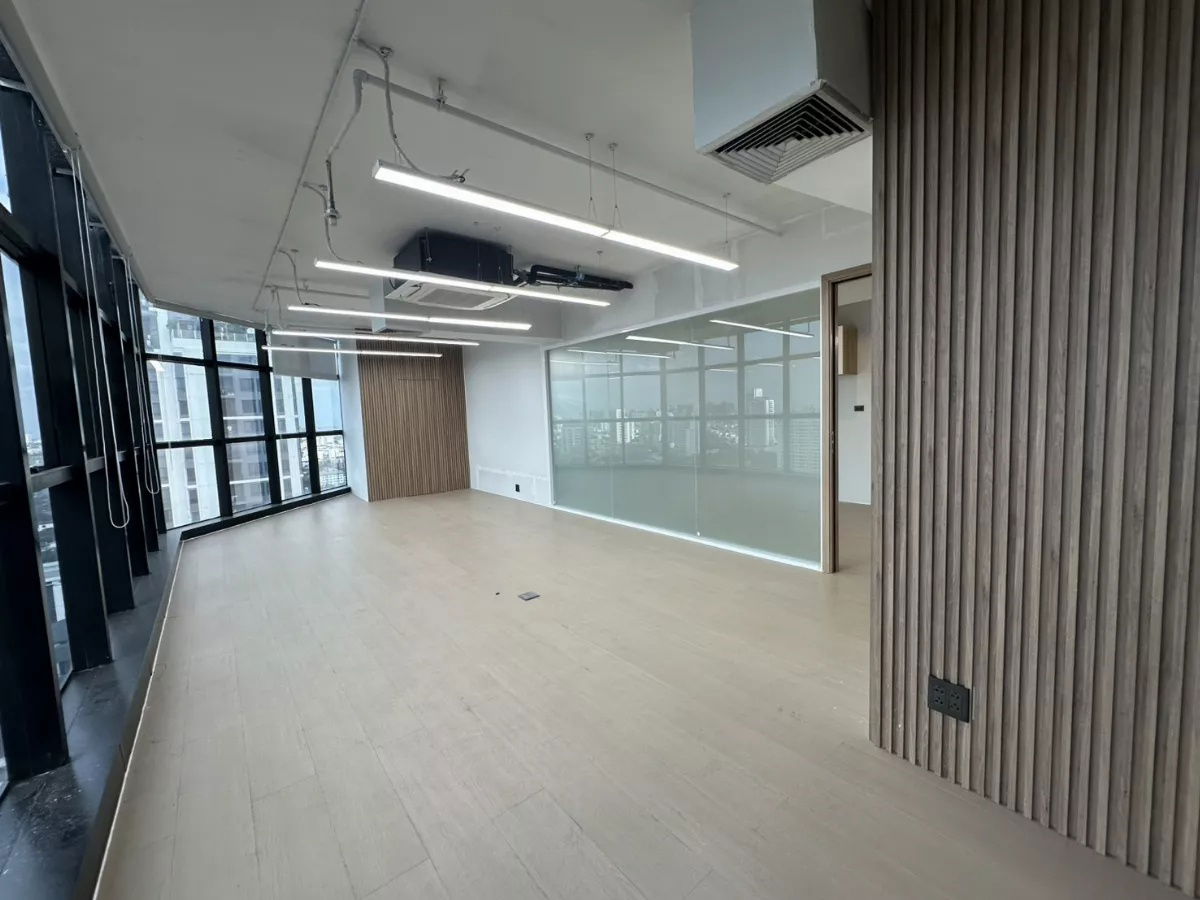 picture Modern 450 sqm Office for Rent Near BTS Ekkamai, Sukhumvit Road BRE25376 - 10/18
