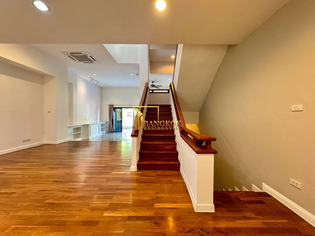 รูป Spacious 3 Bed Townhouse With Pool Access in Ekkamai Area - BR8731TH - รูปที่ 17/59
