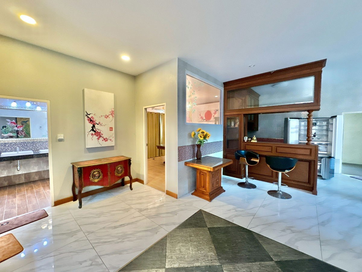 รูป Luxury Home ใกล้ชายหาดบางแสน ทำเลพรีเมียม ตกแต่งพร้อมเข้าอยู่  - รูปที่ 4/22