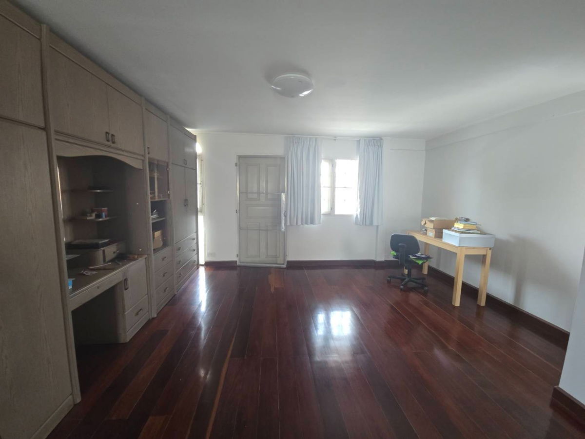 รูป บ้านเดี่ยว 2 ชั้น พื้นไม้สักแท้ Renovate ใหม่ทั้งหลังพร้อมที่จอดรถ 5คัน ,หมู่บ้านเมืองทอง 2/2 ,ที่ดิน 100  ตร.วา ,พื้นที่ใช้สอย 338 ตร.ม - รูปที่ 7/18