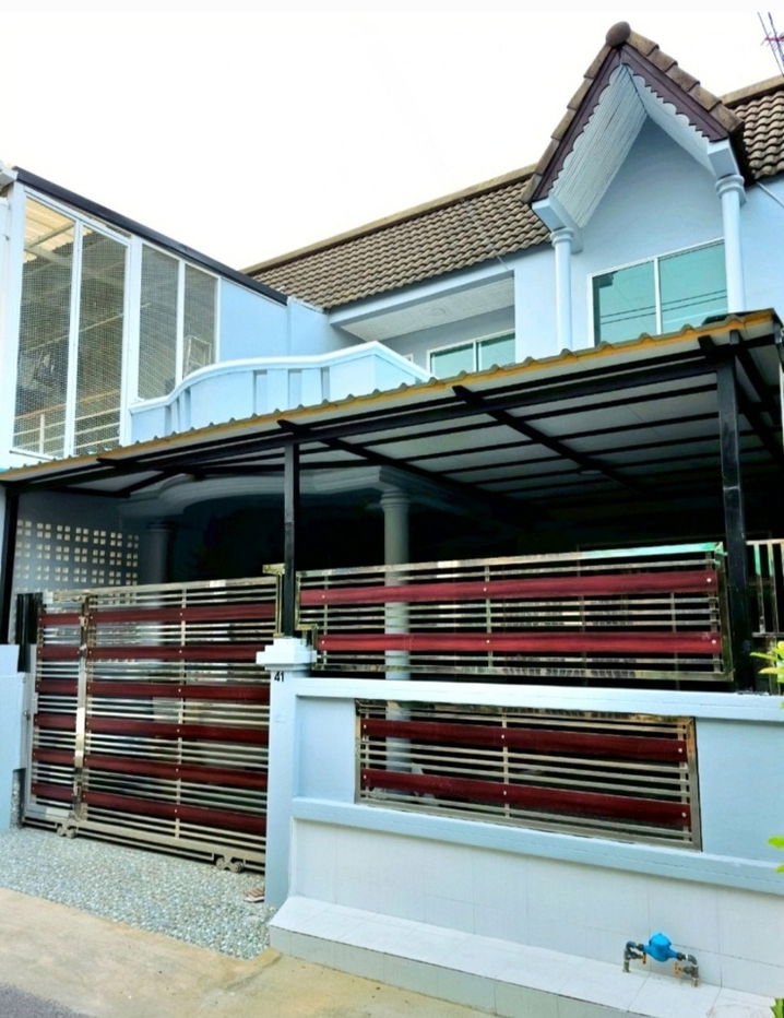 รูป ขายบ้านสวยทำเลทองพร้อมอยู่ 4.5 ล้าน
หมู่บ้านอยู่เจริญ ลาดพร้าววังหิน20 กทม.
ทาวเฮ้าส์  2 ชั้น 26.3 ตรว. 
 4 ห้องนอน 1 ห้องครัว 2 ห้องน้ำ  - รูปที่ 1/10