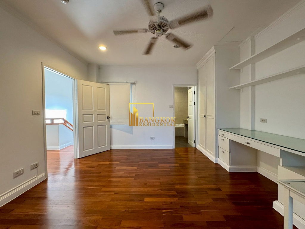 รูป Spacious 3 Bed Townhouse With Pool Access in Ekkamai Area - BR8731TH - รูปที่ 43/59