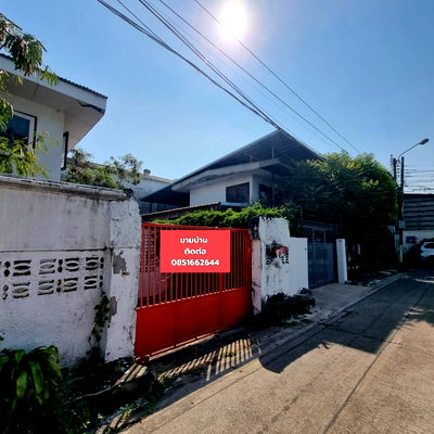 บ้านเดี่ยว ถนนลาดพร้าว : บ้านเย็นอยู่สบาย แถมแอร์ให้ เป็นแหล่งคนอยู่เยอะ มีร้านสะดวกซื้อ