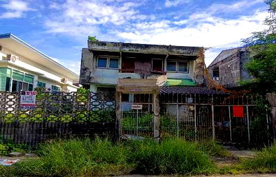 บ้านเดี่ยว วิทยาลัยพณิชยการบางนา : ขายที่ดิน+บ้านเก่า เนื้อที่ 75 ตร.ว. หมู่บ้านเมืองทอง 4 ซ.ปุณณวิถี 53 (สุขุมวิท 101)  ทำเลดี อยู่ใจกลางเมือง