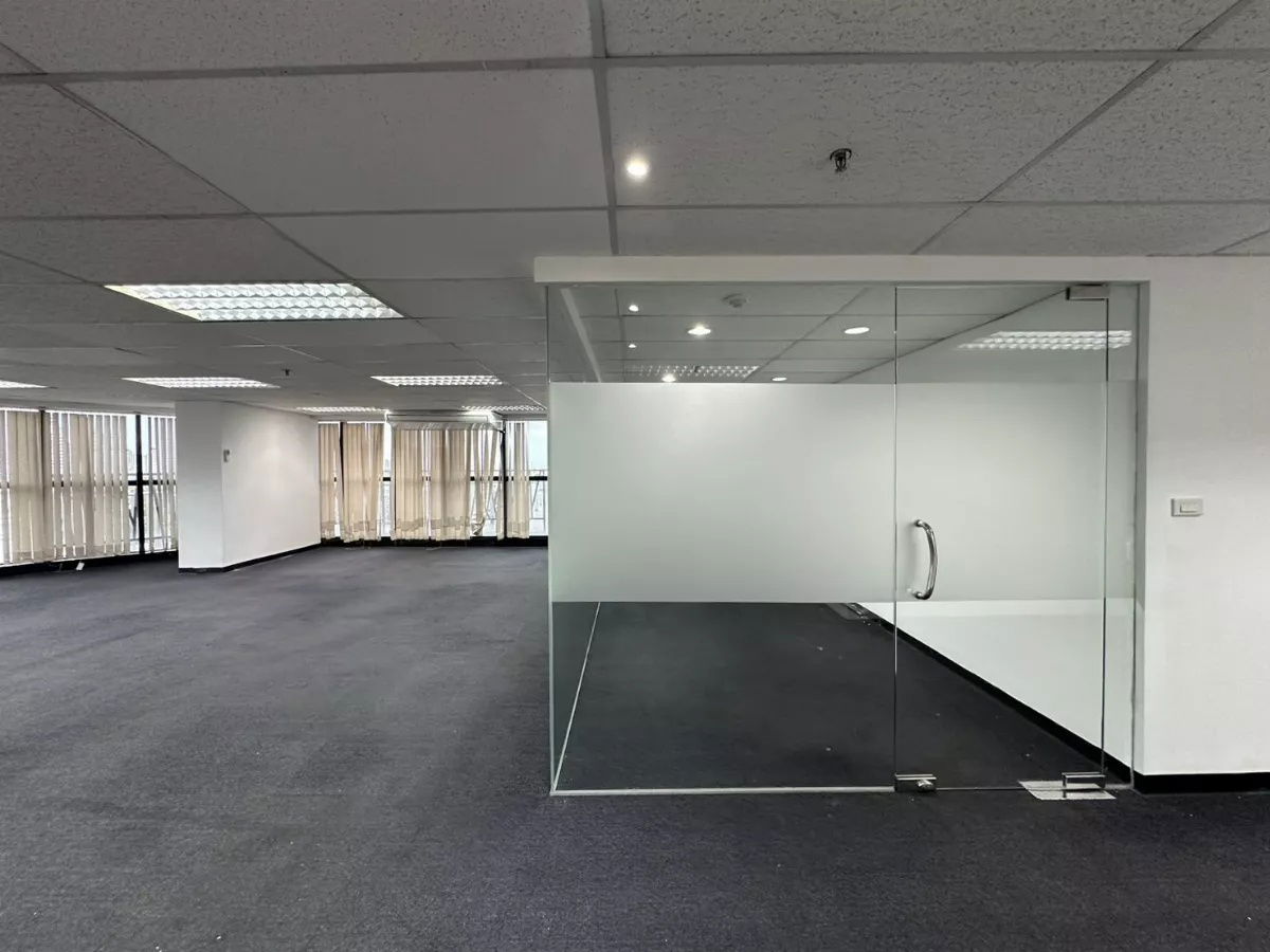 picture Bangkok Fully Fitted Office for Rent Sukhumvit Road Near BTS Ekkamai BRE25374 - 7/11