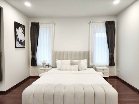 ให้เช่า 1 ห้อง ที่ : บ้านเดี่ยวสุดหรู 3 ชั้น ย่านรัชดานิเวศน์ 16