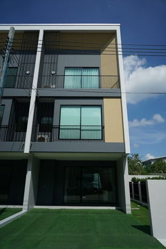ขายทาวน์โฮม 3 ชั้น (ขายโดยเจ้าของโครงการ)  นลิน อเวนิว พลัส  เฟอร์นิเจอร์บิ้วอิน พร้อมเข้าอยู่ ใกล้สถานีรถไฟฟ้า