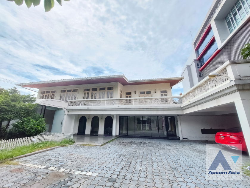 picture 🔼🔽 AccomA 📩  4 BR House in Khlong Ton Nuea (90343) - 1/20