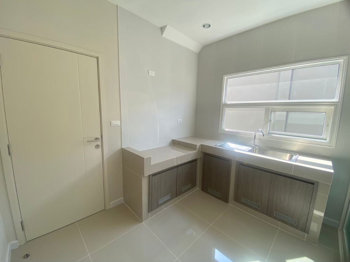 รูป บ้านเดี่ยวทำเลสวย มือ 1 หน้าคลับเฮาส์ทิศเหนือ มีบริเวณกว้าง พร้อมห้องนอนล่างรองรับผู้สูงอายุ วัสดุดี - รูปที่ 8/9