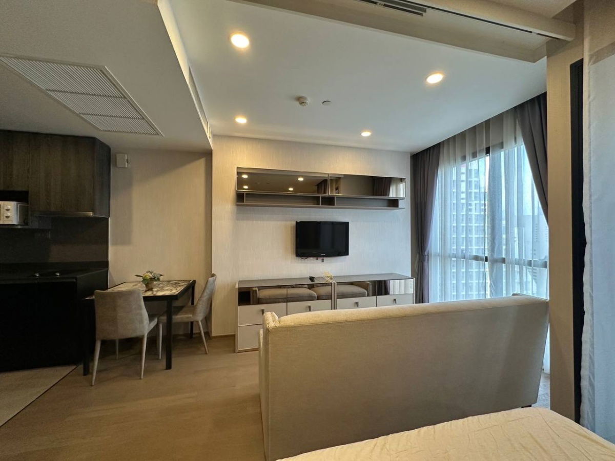 picture Ashton Chula Silom【𝐑𝐄𝐍𝐓】🔥Simple elegance in every detail. Square furniture with built-in corners perfectly.🔥  Contact Line ID: @hacondo - 6/9