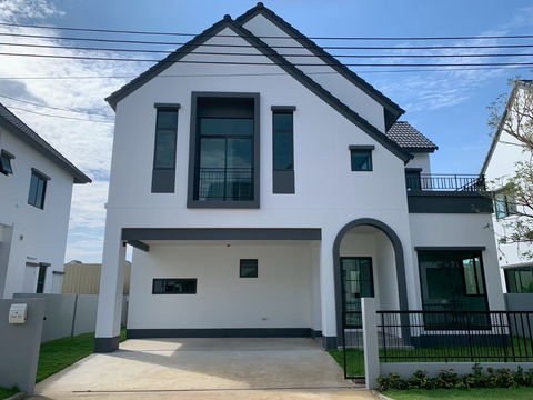 บ้านเดี่ยวสไตล์ยุโรปจากแสนสิริ บ้านเลขที่มงคล 165 ตร.ม. โครงการสราญสิริ บางนา  ติดนิคมอุตสาหกรรมบางพลี