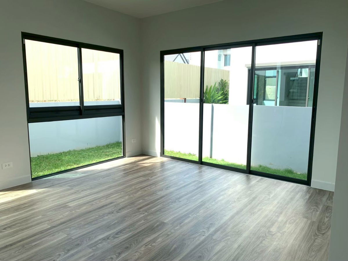 picture European-style detached house by Sansiri, auspicious house number, Saransiri Bangna project (corner unit), next to Bangphli Industrial Estate - 4/18