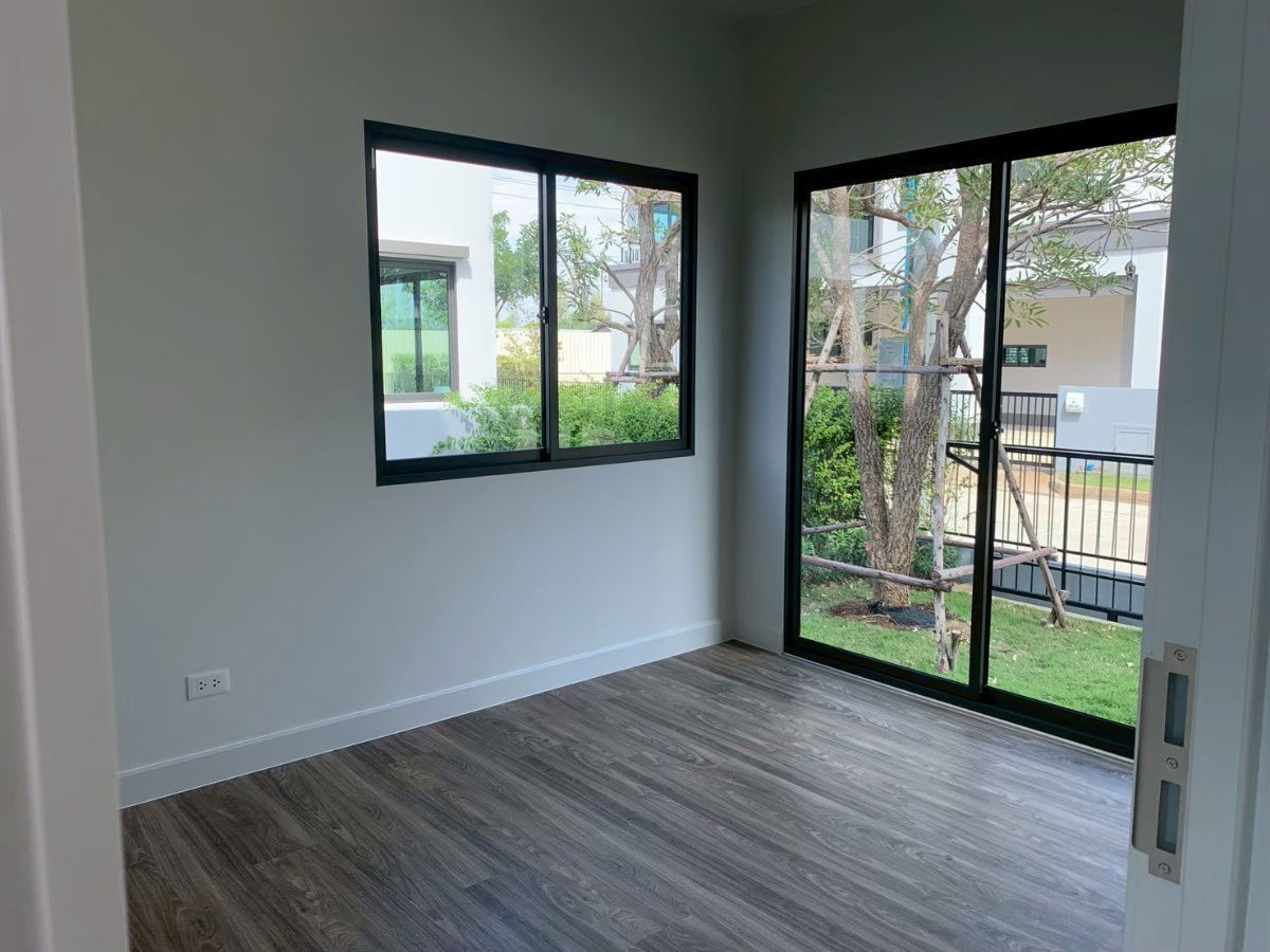 picture European style detached house from Sansiri, auspicious house number 165 sq m., Saransiri Bangna project (corner house), only 3 units/alley. - 18/20