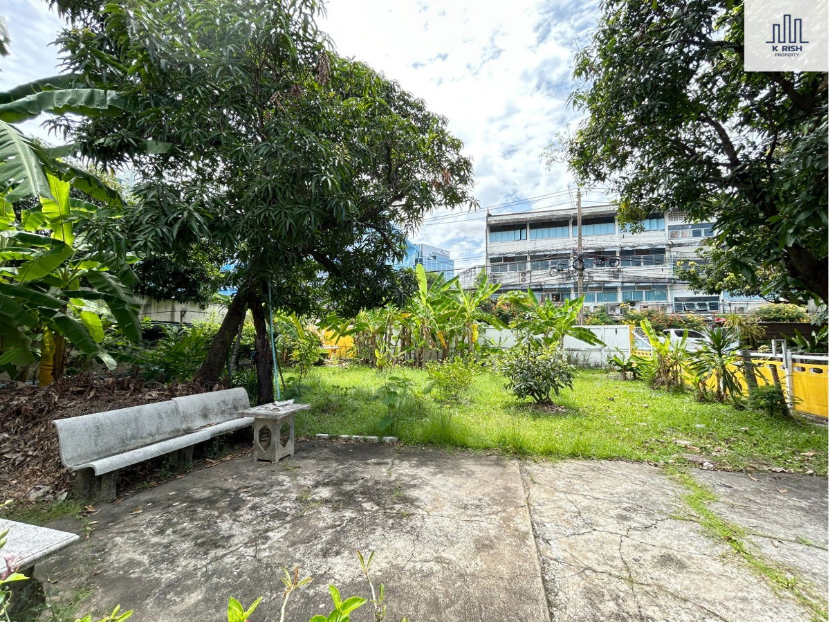รูป ขายที่ดิน 100 ตร.ว สุขุมวิท 40 ติดถนน ที่สวย ราคาถูก ห่างจากถนนสุขุมวิทเพียง 300 เมตร ใกล้BTS เอกมัย เพียง1.5 กม - รูปที่ 5/12