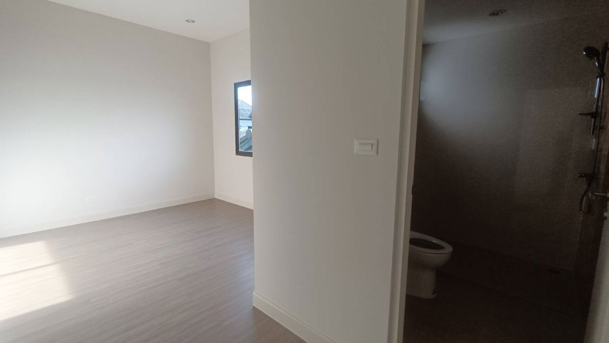 picture 🏡✨ Single House for Sale – Spacious & Functional!   Saransiri Thian Thale 30 Project | Magaret 📍 House No. 8/56lot with ample yard space and privacy - 23/24
