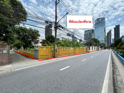 Land for sale, 100 sq m, Sukhumvit 40, next to the road, beautiful location, cheap price, only 300 meters from Sukhumvit Road, near BTS Ekkamai, 1 Km.