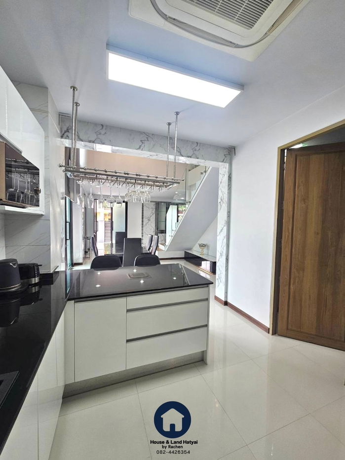 picture For rent: Luxurious 2-story detached house with furniture, uses solar cell system throughout the house, 4 bedrooms, size 46 sq m. ● Rent 35,000 baht - 18/26