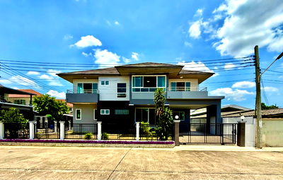 บ้านเดี่ยว เขตทวีวัฒนา : ขายบ้านเดี่ยวหลังใหญ่ 2 ชั้น ห้องมุม หมู่บ้านสวนดอกไม้ บรมราชชนนี 105