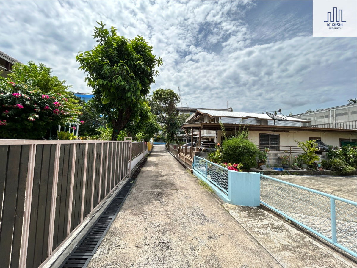 รูป ขายที่ดิน 100 ตร.ว สุขุมวิท 40 ติดถนน ที่สวย ราคาถูก ห่างจากถนนสุขุมวิทเพียง 300 เมตร ใกล้BTS เอกมัย เพียง1.5 กม - รูปที่ 11/12