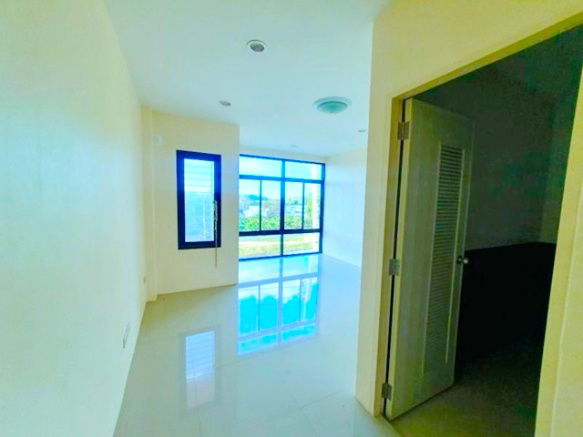 picture Orwinwittaya School 3.6 km. Commercial building for 4 units 3-storey 22 sq.wa. 250sq.m. Bi - 3/8