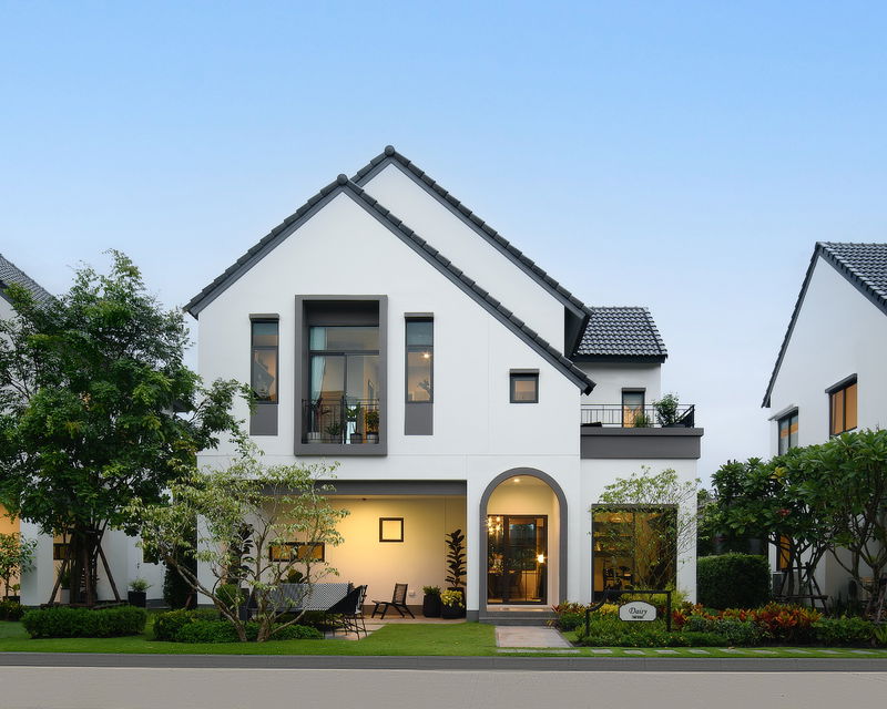 Houses for sale : European style detached house from Sansiri, Big land, Saransiri Bangna project (corner house), only 3 units/alley.