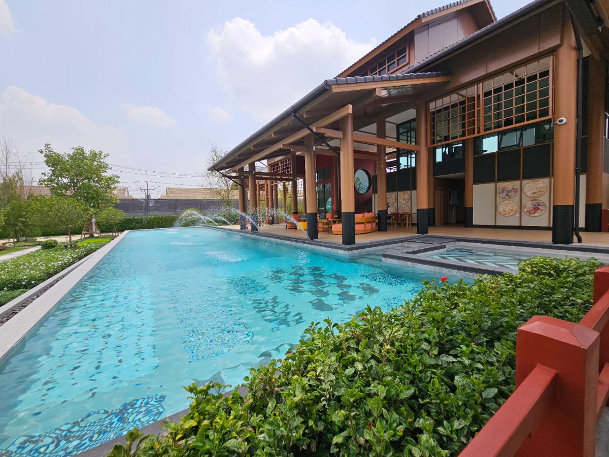 รูป บ้านเดี่ยวทำเลสวย มือ 1 หน้าคลับเฮาส์ทิศเหนือ มีบริเวณกว้าง พร้อมห้องนอนล่างรองรับผู้สูงอายุ วัสดุดี - รูปที่ 3/9