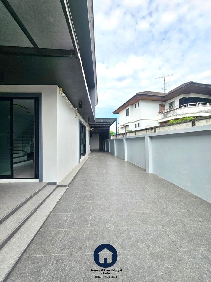picture For rent: Luxurious 2-story detached house with furniture, uses solar cell system throughout the house, 4 bedrooms, size 46 sq m. ● Rent 35,000 baht - 21/26