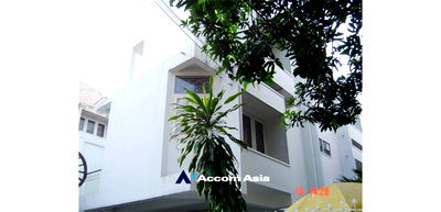 เช่าทาวน์โฮม ม.ศรีนครินทรวิโรฒ วิทยาเขตประสานมิตร : 🔼🔽 AccomA 📩  5 BR Townhouse in  (110163)