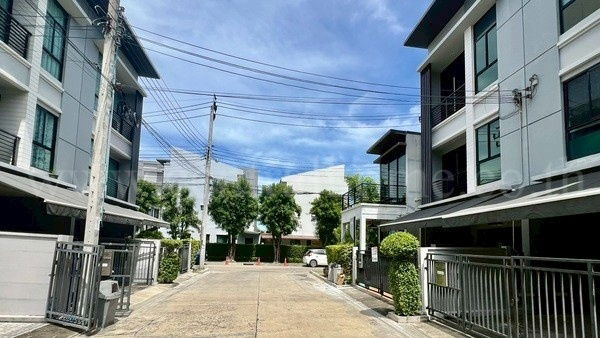 รูป ทาวน์โฮม 3 ชั้น บ้านกลางเมือง รัตนาธิเบศร์ หลังมุม ราคาถูก - รูปที่ 2/23