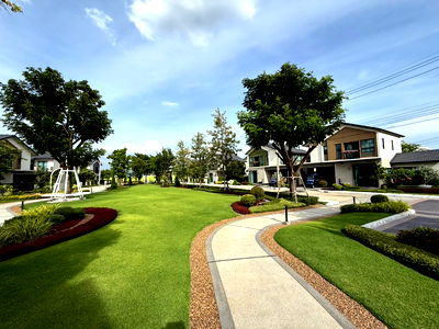 บ้านเดี่ยว นนทบุรี : บ้านเดี่ยว  หน้าสวนพื้นที่สีเขียว ทิศเหนือ หน้าบ้านวิวสวย 🏡 111/92