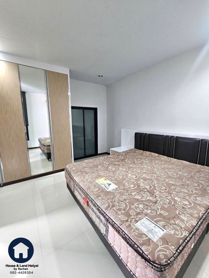 picture For rent: Luxurious 2-story detached house with furniture, uses solar cell system throughout the house, 4 bedrooms, size 46 sq m. ● Rent 35,000 baht - 10/26