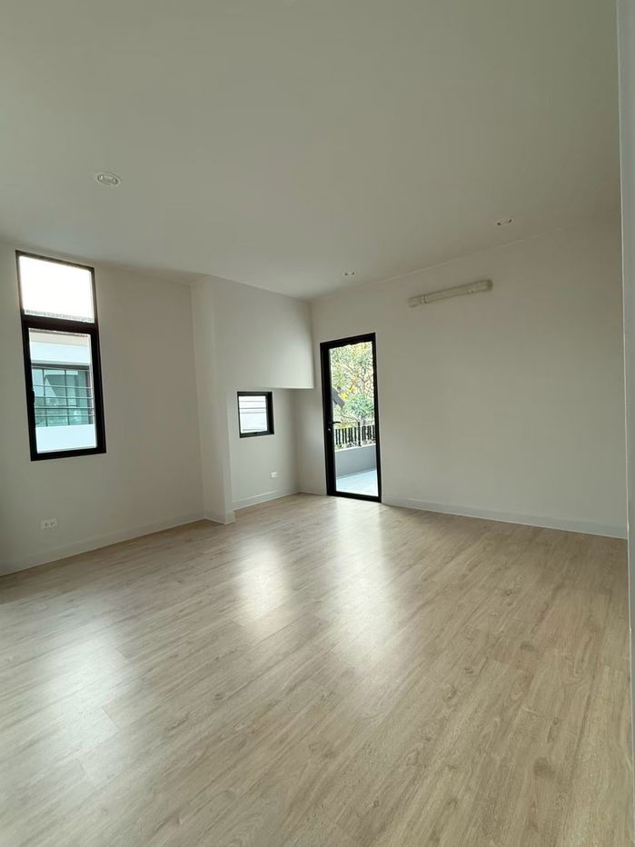picture European style detached house from Sansiri, Big land, Saransiri Bangna project (corner house), only 3 units/alley. - 12/20