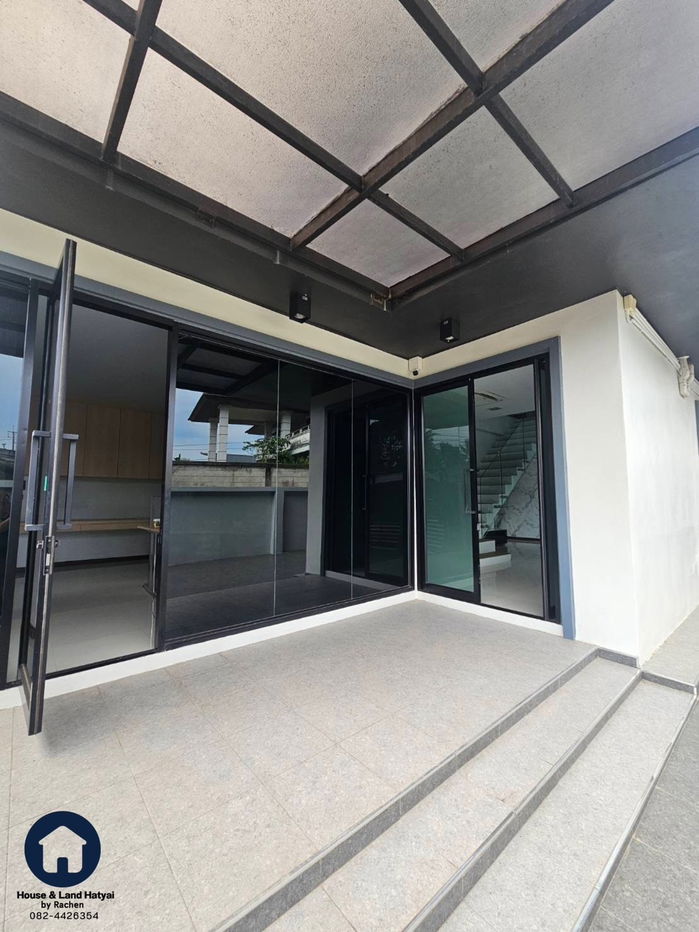 picture For rent: Luxurious 2-story detached house with furniture, uses solar cell system throughout the house, 4 bedrooms, size 46 sq m. ● Rent 35,000 baht - 22/26