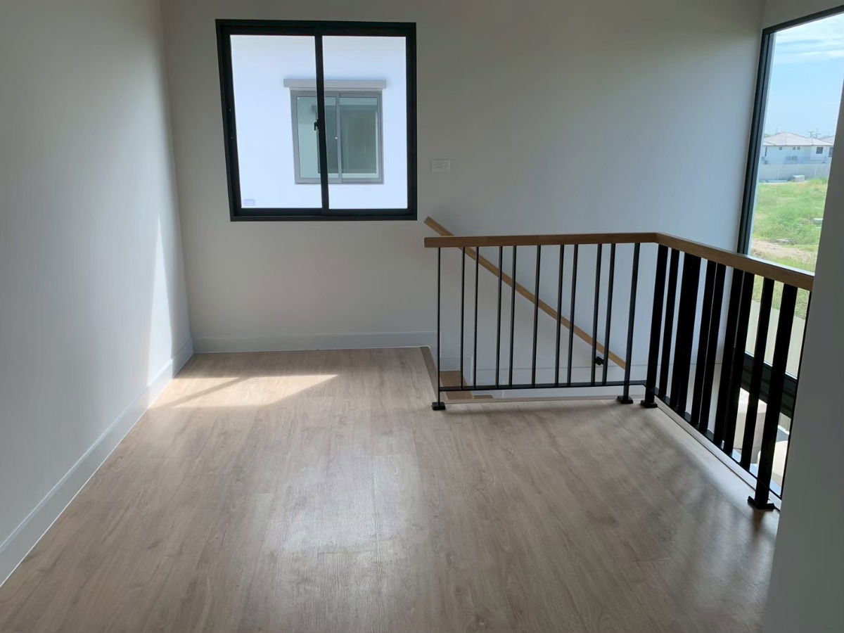 picture European style detached house from Sansiri, auspicious house number 165 sq m., Saransiri Bangna project (corner house), only 3 units/alley. - 4/20