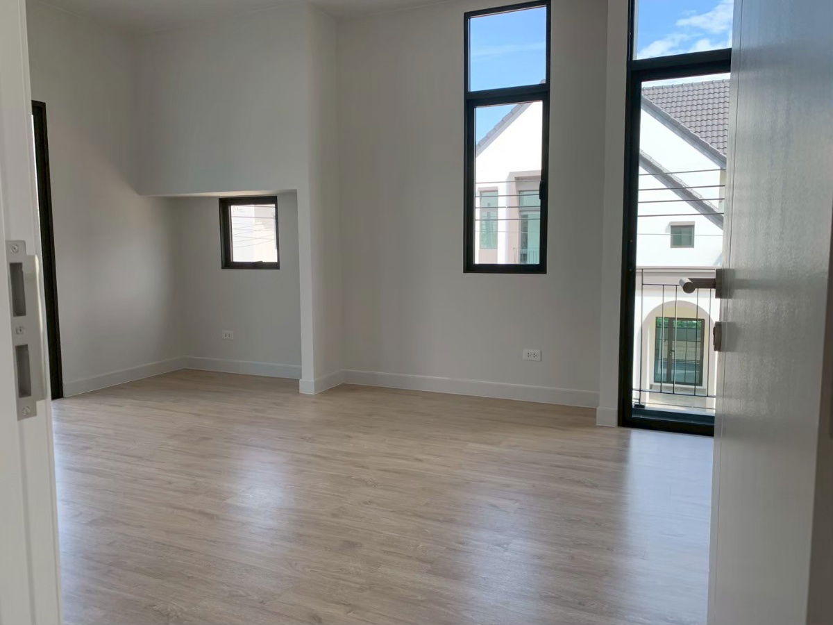 picture European style detached house from Sansiri, auspicious house number 165 sq m., Saransiri Bangna project (corner house), only 3 units/alley. - 11/20