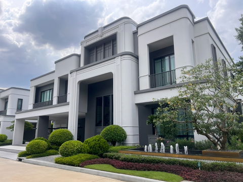 Modern Art Deco style Setthasiri Wongwaen – Chatuchot
