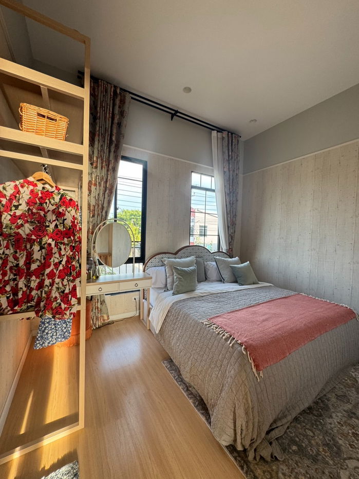 รูป 🏡 เปิดจองแล้ว! ทาวน์โฮมบ้านตัวอย่างโครงการใหม่ “สิริเพลส พระราม 2 – วงแหวน” แปลง 31 - รูปที่ 5/9