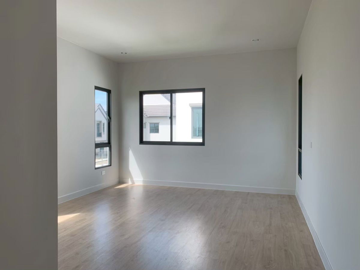 picture European-style detached house by Sansiri, auspicious house number, Saransiri Bangna project (corner unit), next to Bangphli Industrial Estate - 17/18