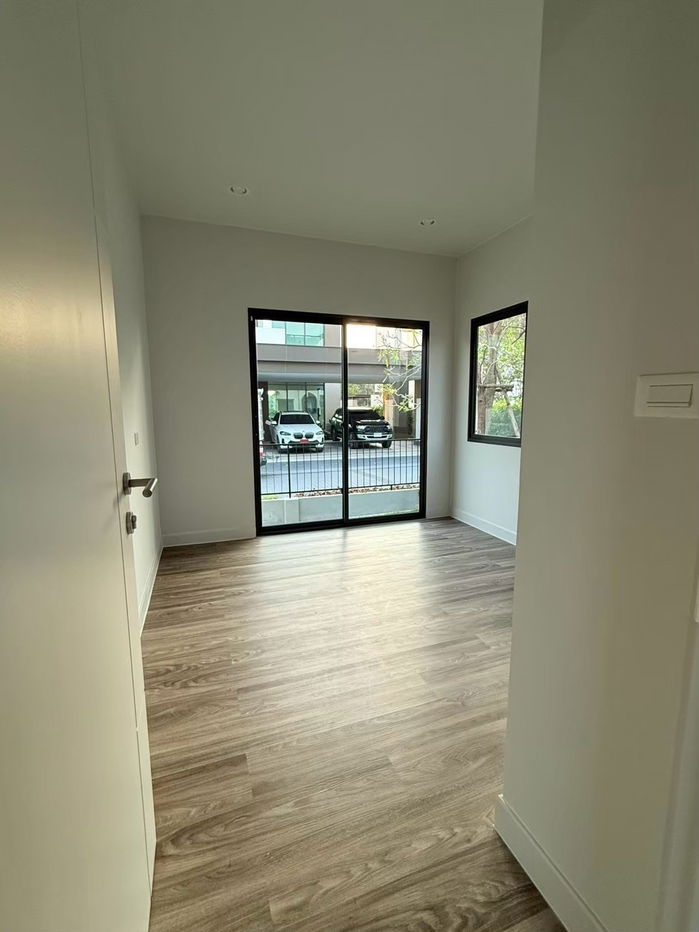 picture European style detached house from Sansiri, Big land, Saransiri Bangna project (corner house), only 3 units/alley. - 20/20