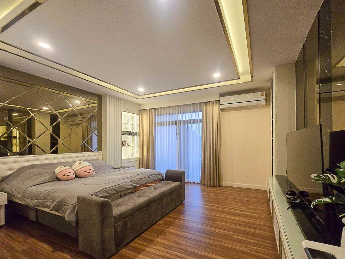 รูป = ขายบ้านหรู = (ถ.รามคำแหง - กรุงเทพกรีฑาตัดใหม่)  “หลังมุม มีพื้นที่มีบริเวณข้างบ้าน”   📶พร้อมเข้าอยู่ - รูปที่ 3/25